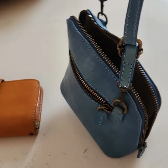 Pratesi Firenze blue fine Italian leather Crossbody. EUC. Apx 7 x 6.5 x 3. - Picture 6 of 6